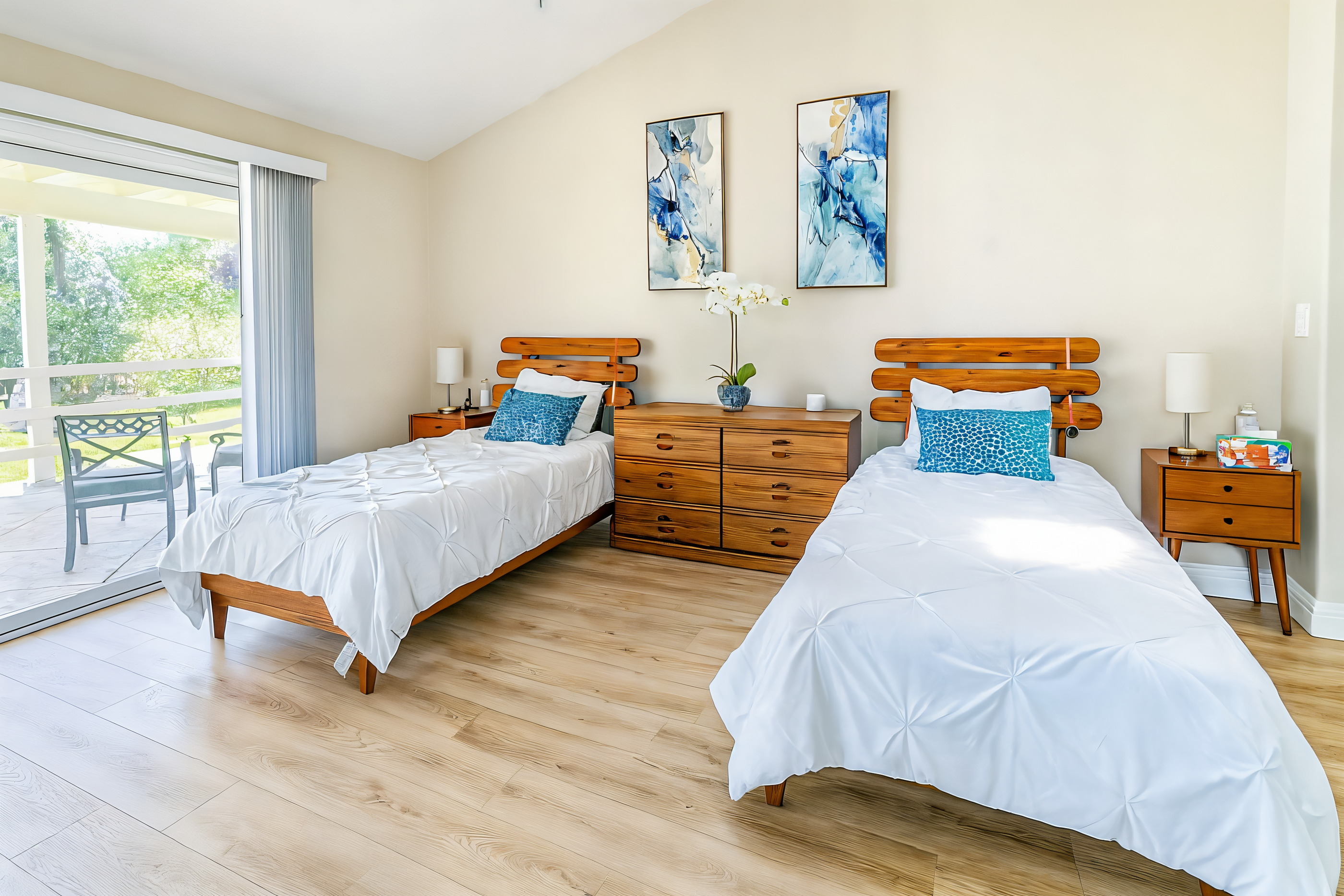 Twin bedroom with garden view